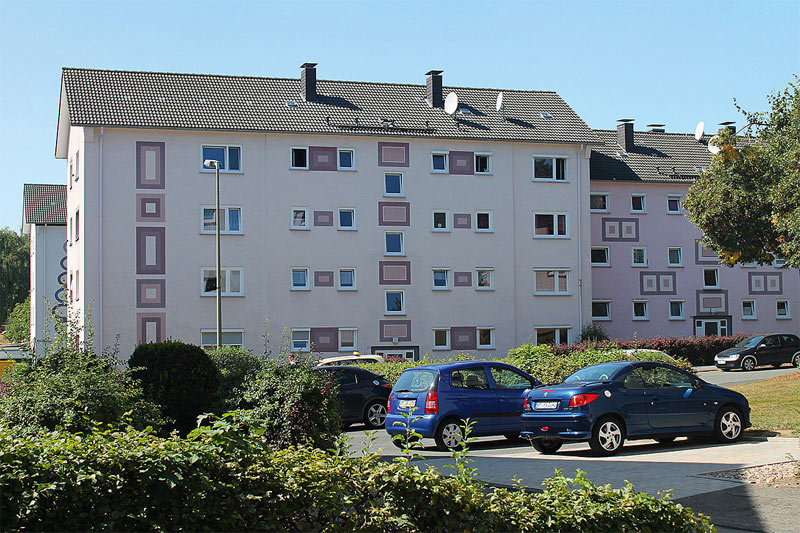 Demontage eines alten Fensters während einer Fenstersanierung