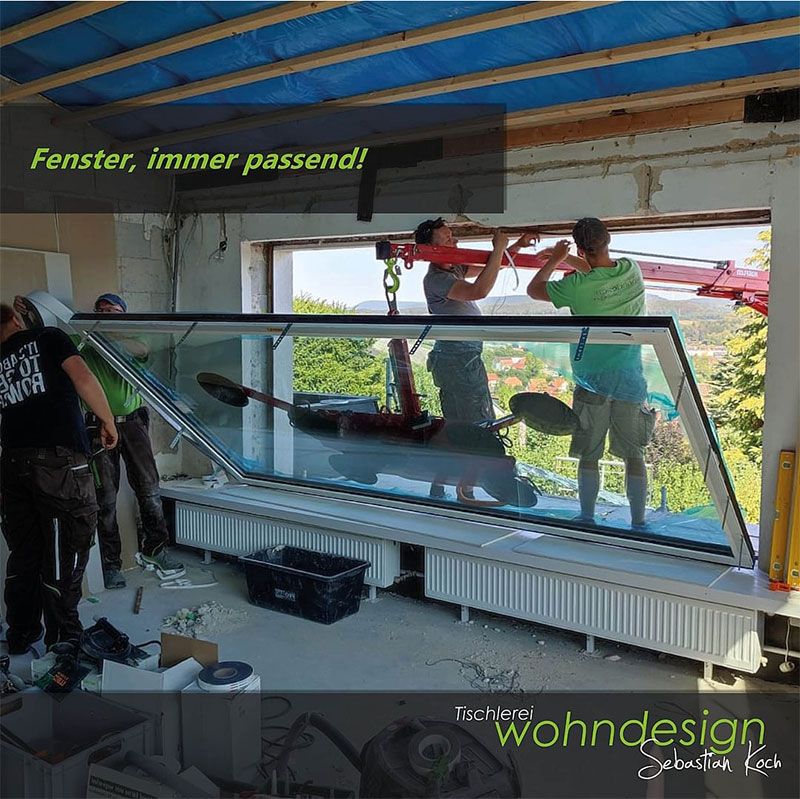 Tischler bei der fachgerechten Montage eines neuen Fensters